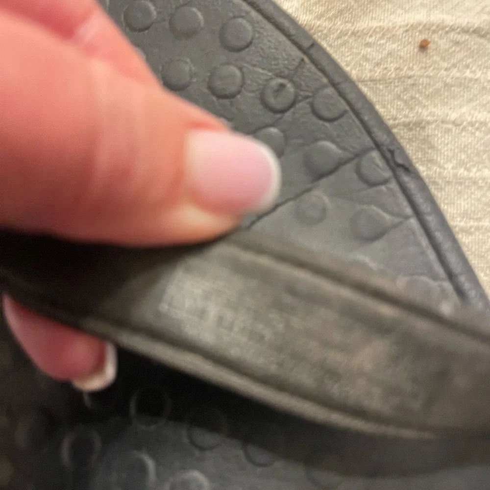Black Vionic flip flops - Picture 7 of 11